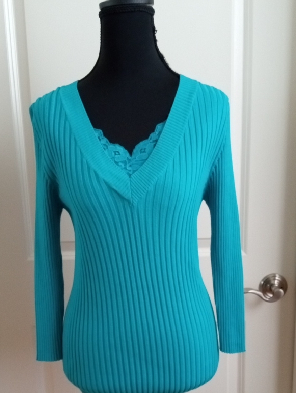 NWOT Dress Barn Blue Ribbed V‑Neck Sweater with Lace Trim. Size Large